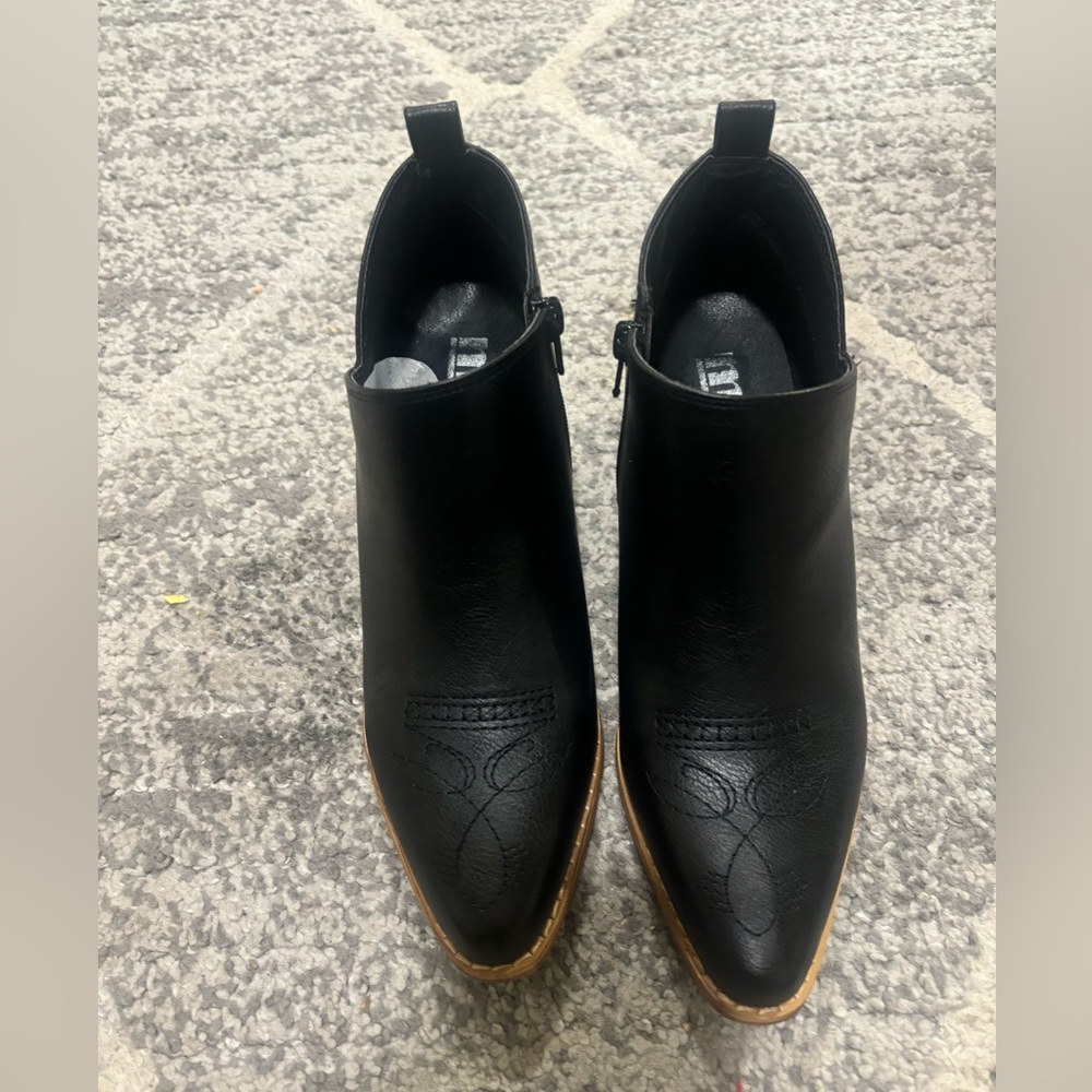 Cute Ankle boots size 6